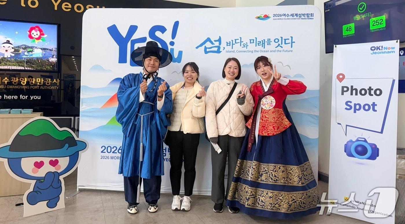 본문 이미지 - 외국인 전통한복 체험존.(전남도 제공. 재판매 및 DB금지) 2026.2.11/뉴스1