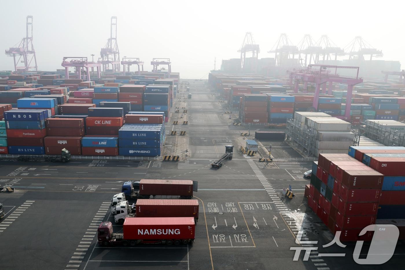 본문 이미지 - 인천신항 컨테이너 터미널에 적재된 수출입 컨테이너. 2026.2.11 ⓒ 뉴스1 황기선 기자