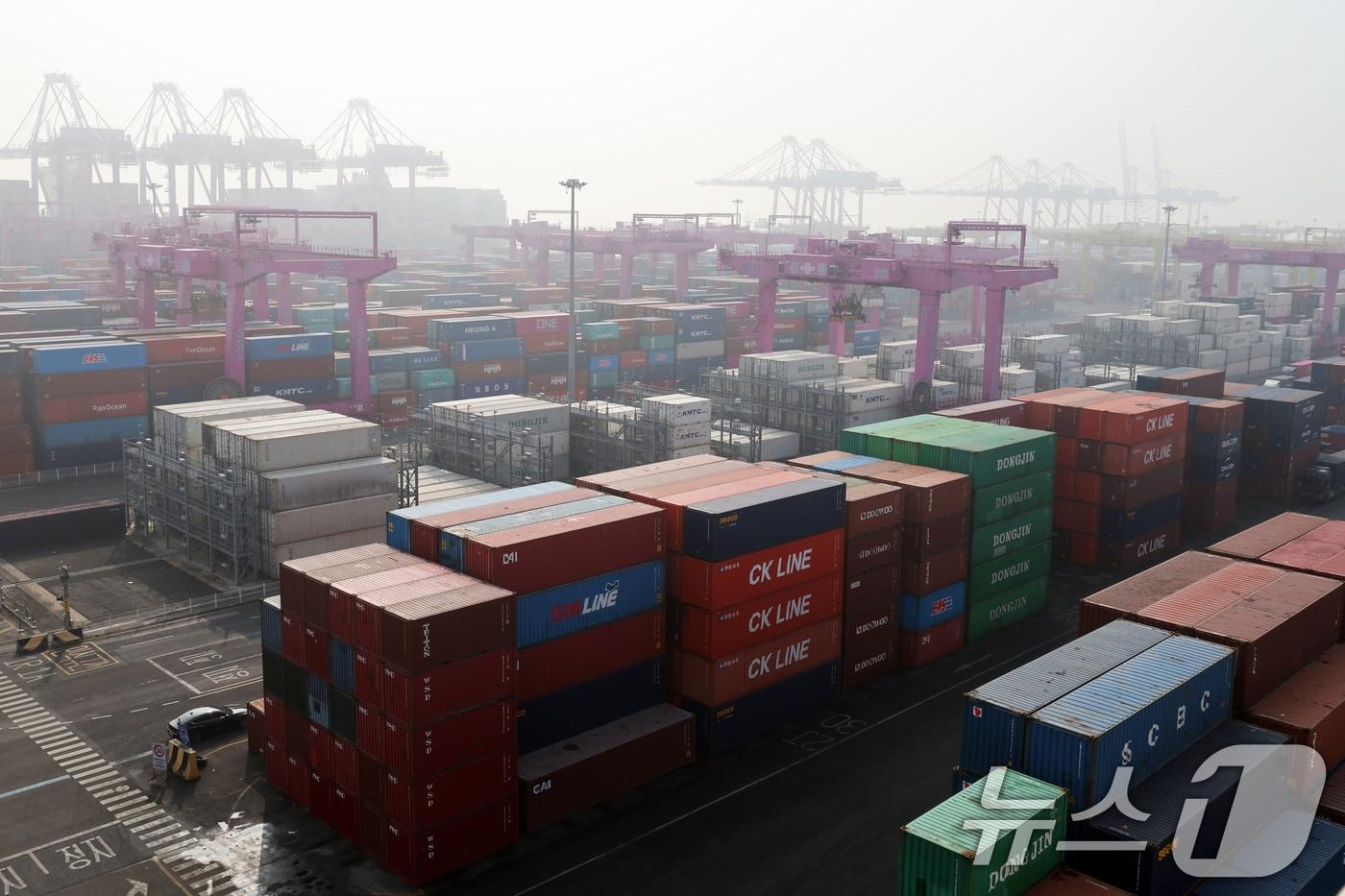본문 이미지 - 인천신항 컨테이너 터미널에 수출입 컨테이너가 쌓여 있는 모습. 2026.2.11 ⓒ 뉴스1 황기선 기자
