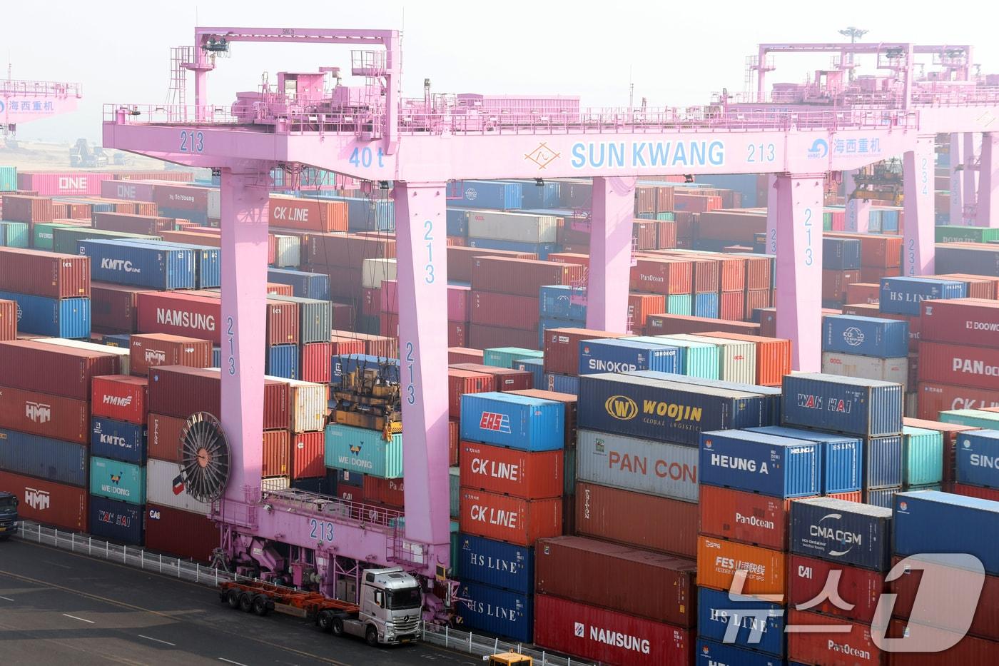 인천신항 컨테이너 터미널에 수출입 컨테이너가 쌓여 있는 모습. 2026.2.11 ⓒ 뉴스1 황기선 기자