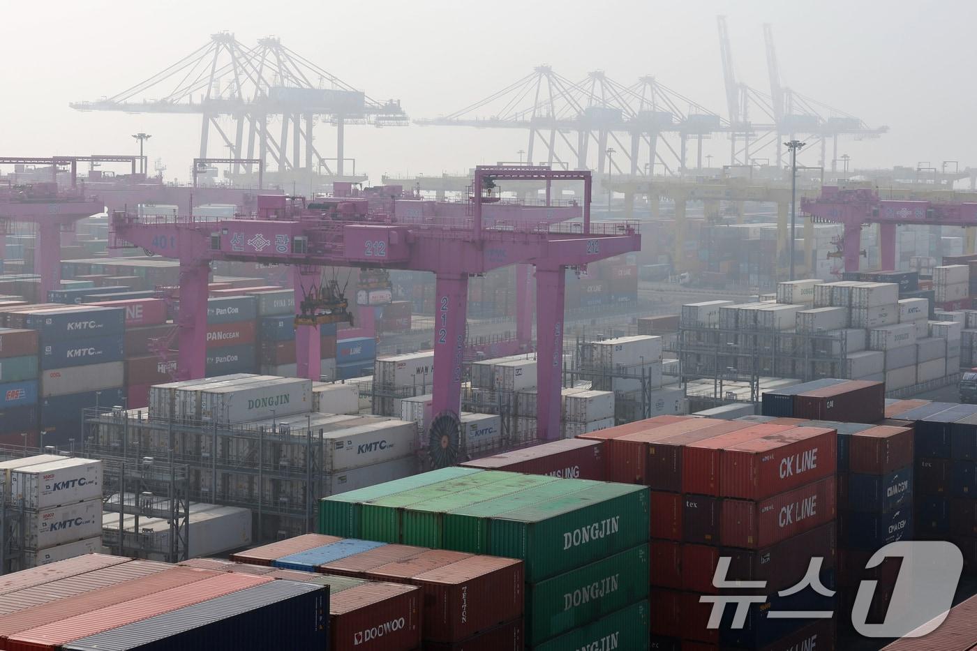 본문 이미지 - 인천신항 컨테이너 터미널에 수출입 컨테이너가 쌓여 있는 모습. 2026.2.11 ⓒ 뉴스1 황기선 기자