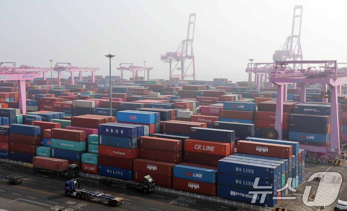 본문 이미지 - 인천신항 컨테이너 터미널에 수출입 컨테이너가 쌓여 있는 모습. 2026.2.11 ⓒ 뉴스1 황기선 기자