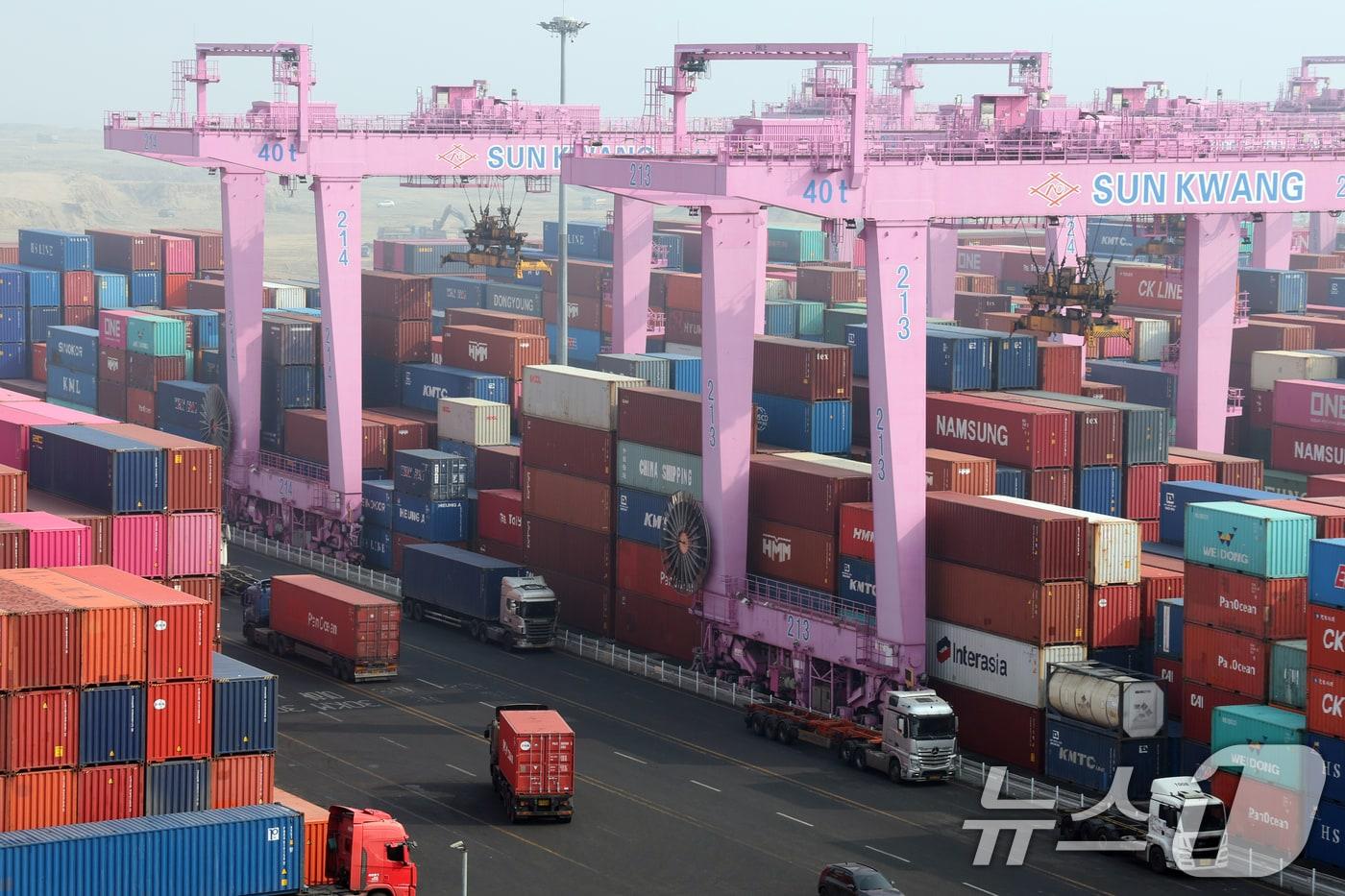 본문 이미지 - 지난 11일 인천신항 컨테이너 터미널에 수출입 컨테이너가 쌓여 있는 모습. 2026.2.11 ⓒ 뉴스1 황기선 기자