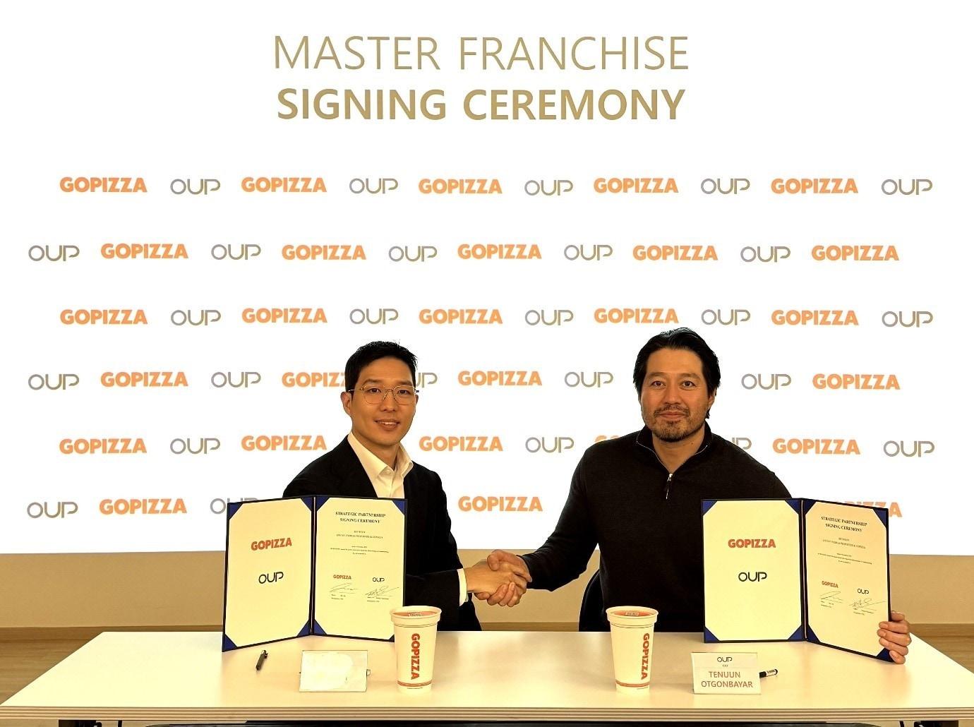 본문 이미지 - 고피자 및 몽골 푸드 알고리즘이 마스터 프랜차이즈 계약을 맺고 있다. 사진=고피자 제공