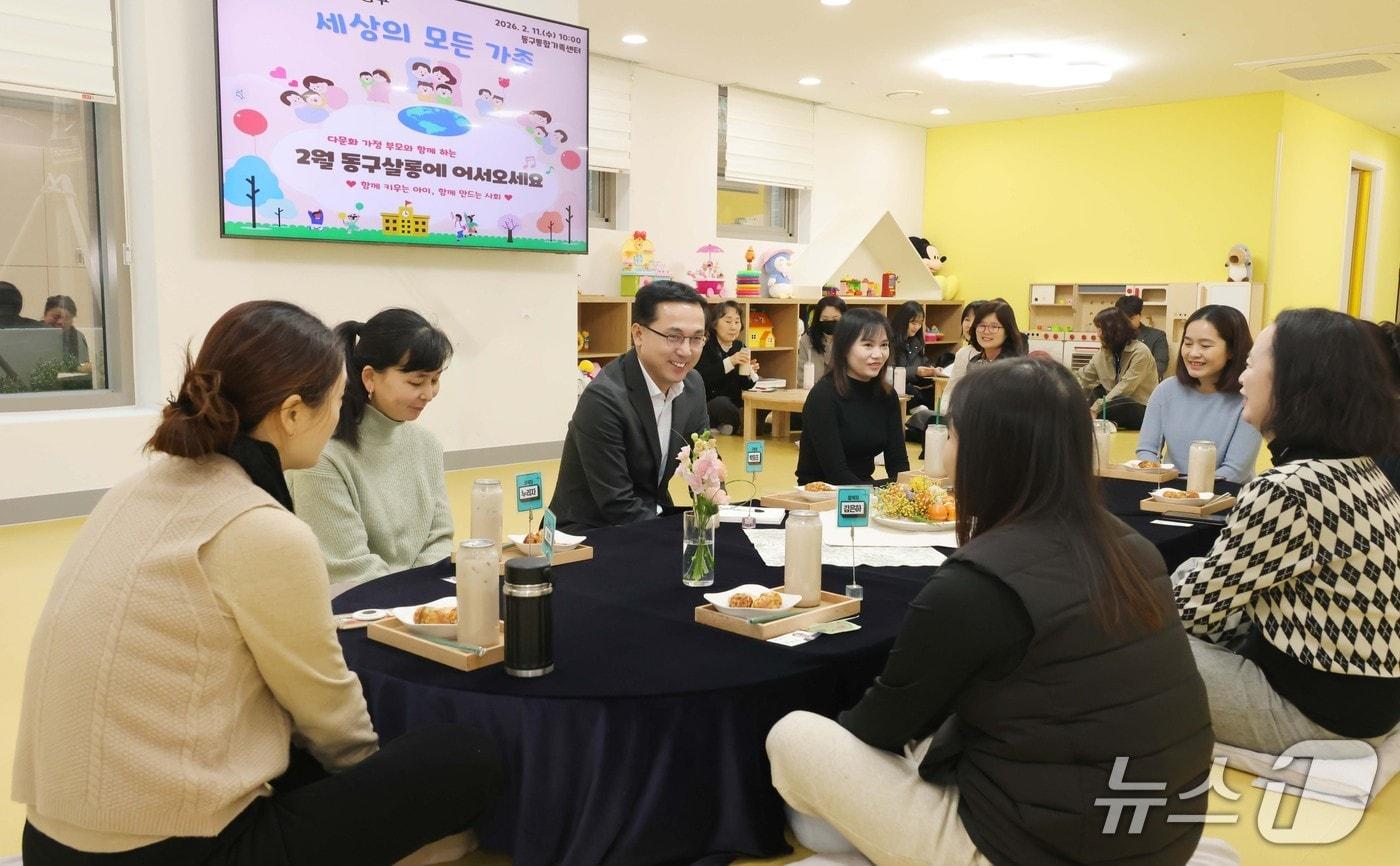 본문 이미지 - 박희조 동구청장이 동구통합가족센터에서 열린 ‘동구살롱에 어서오세요’ 간담회를 하고 있다.(동구 제공. 재판매 및 DB금지)