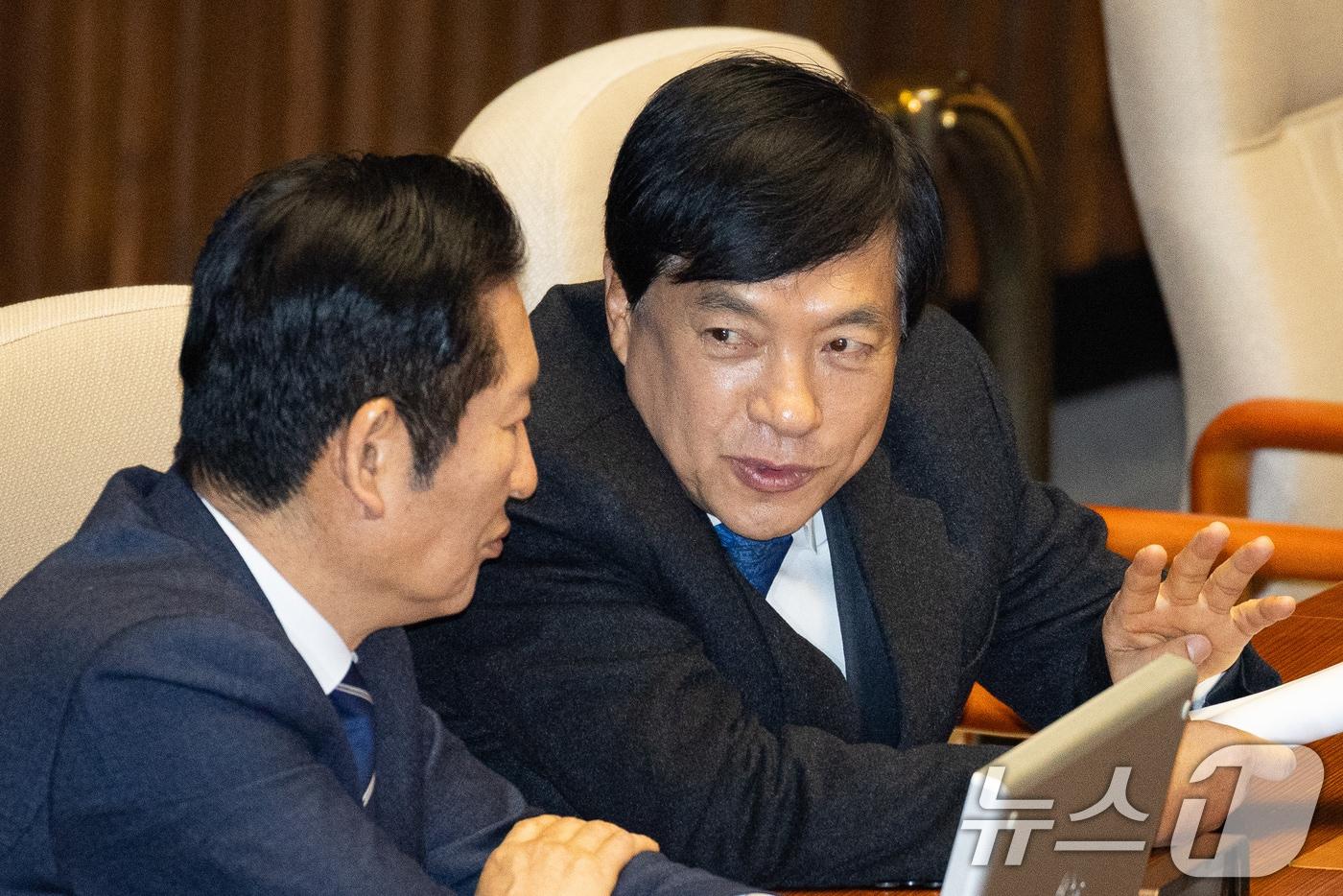 본문 이미지 - (좌측부터) 정청래 민주당 대표, 이성윤 민주당 최고위원. ⓒ 뉴스1 유승관 기자