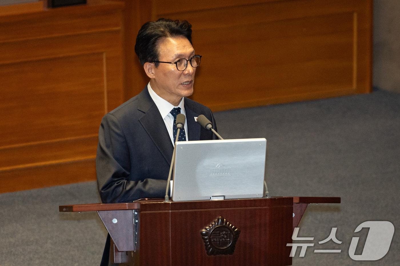 본문 이미지 - 김민석 국무총리가 11일 서울 여의도 국회에서 열린 제432회 국회(임시회) 제6차 본회의에서 황명선 더불어민주당 의원의 교육·사회·문화에 관한 질문에 답하고 있다. 2026.2.11 ⓒ 뉴스1 유승관 기자