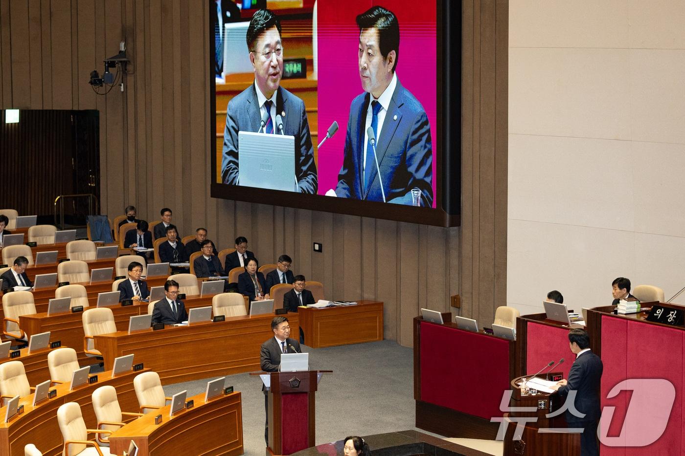 본문 이미지 - 윤호중 행정안전부 장관이 11일 서울 여의도 국회에서 열린 제432회 국회(임시회) 제6차 본회의에서 황명선 더불어민주당 의원의 교육·사회·문화에 관한 질문에 답하고 있다. 2026.2.11 ⓒ 뉴스1 유승관 기자