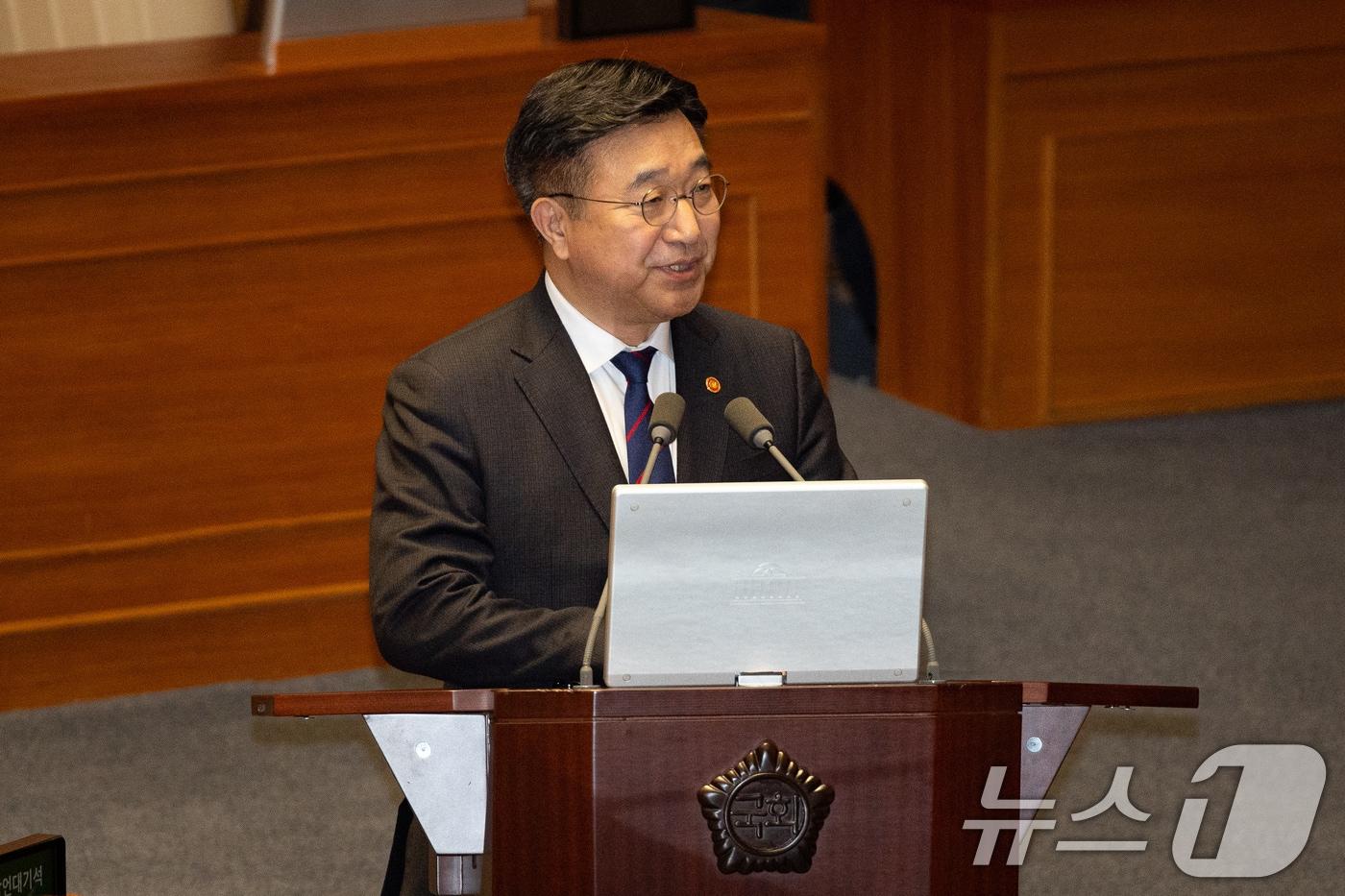 본문 이미지 - 윤호중 행정안전부 장관이 11일 서울 여의도 국회에서 열린 제432회 국회(임시회) 제6차 본회의에서 황명선 더불어민주당 의원의 교육·사회·문화에 관한 질문에 답하고 있다. 2026.2.11 ⓒ 뉴스1 유승관 기자