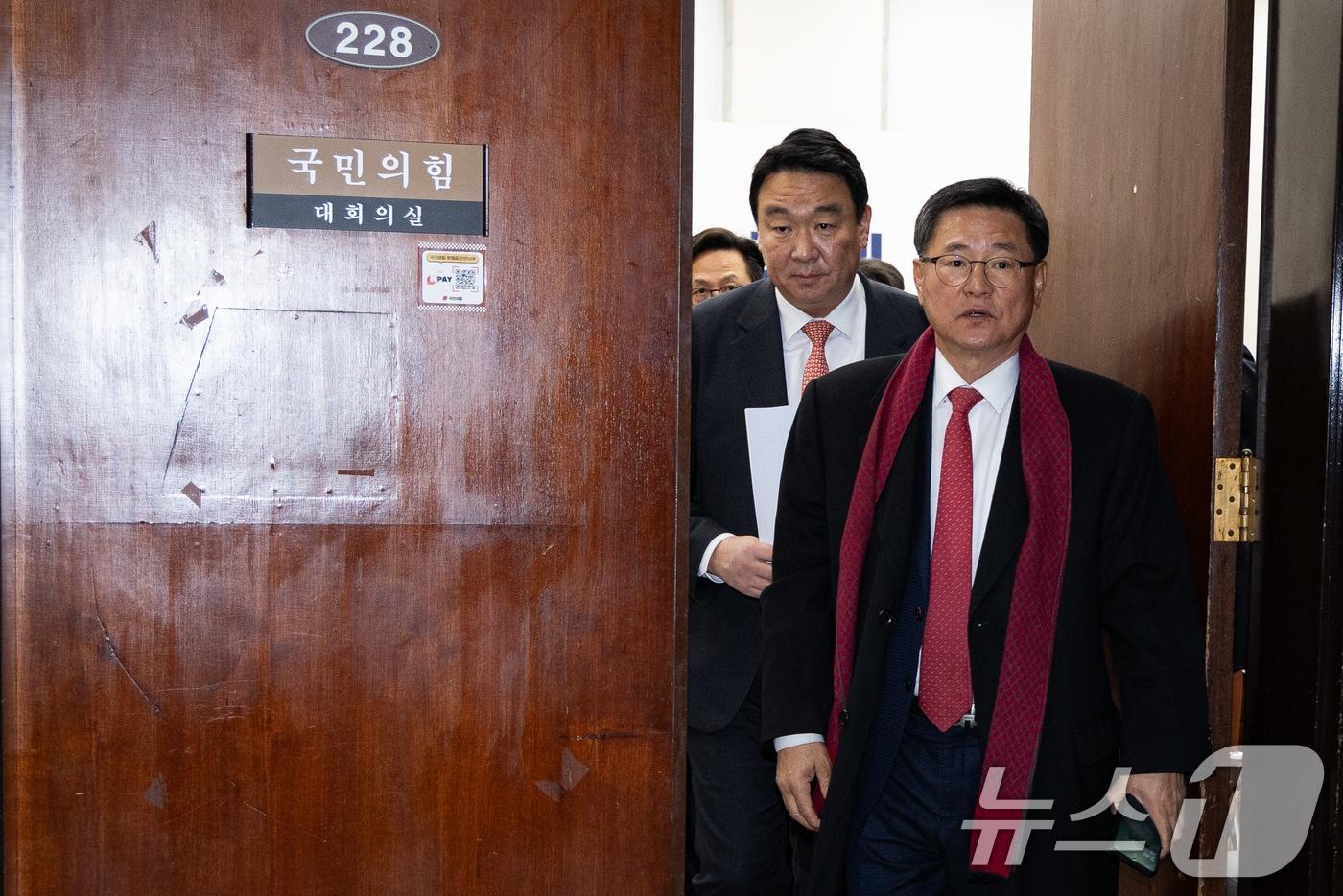 본문 이미지 - 이헌승 국민의힘 전국위원회 의장과 정희용 사무총장이 11일 서울 여의도 국회에서 열린 상임전국위원회를 마친 후 회의실을 나서고 있다. 2026.2.11 ⓒ 뉴스1 유승관 기자