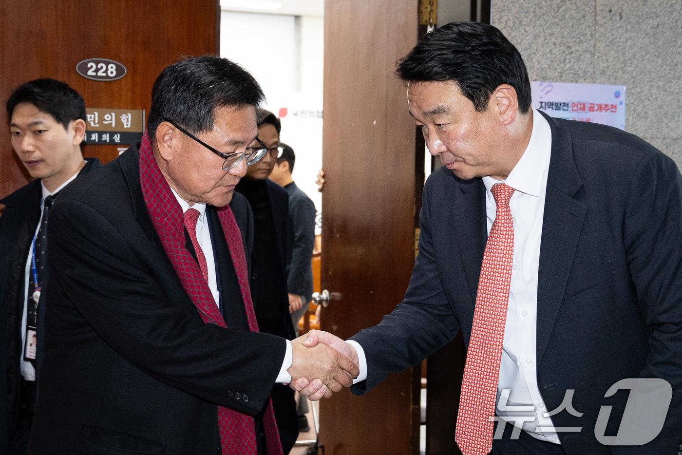 본문 이미지 - 이헌승 국민의힘 전국위원회 의장과 정희용 사무총장이 11일 서울 여의도 국회에서 열린 상임전국위원회를 마친 후 회의실을 나서며 인사하고 있다. 2026.2.11 ⓒ 뉴스1 유승관 기자