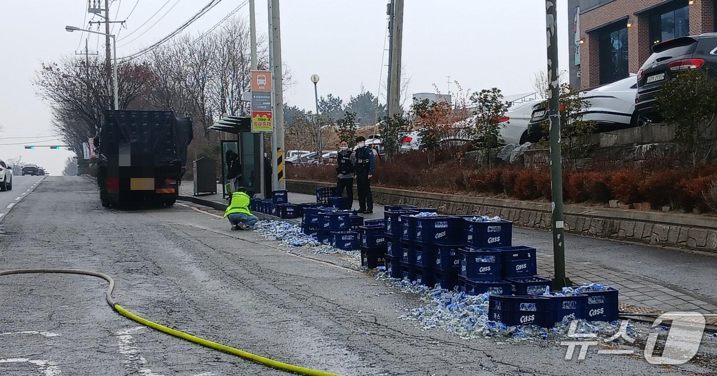 본문 이미지 - 11일 오전 11시 58분께 전북 전주시 덕진구 동부대로를 달리던 맥주 운반차량에서 맥주병이 담긴 상자 20여 박스가 도로 위에 쏟아졌다.(전북소방본부 제공. 재판매 및 DB금지)