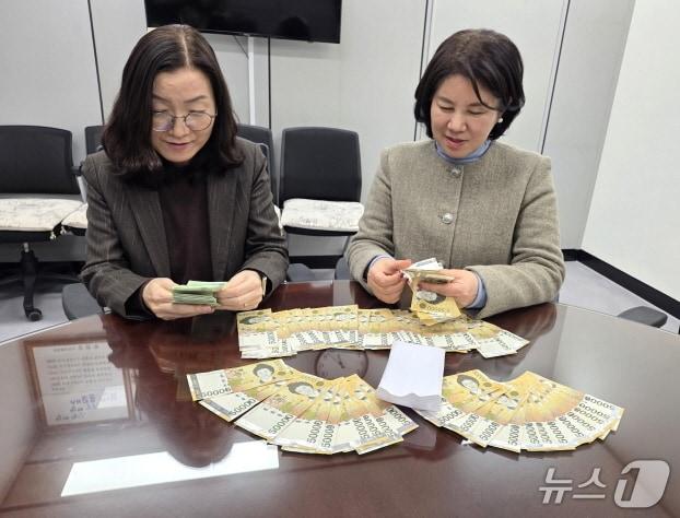 본문 이미지 - 지난 10일 전주시청 생활복지과 사무실에 중년 남성이 410만원 든 흰 봉투를 건넸다. 이 남성은 "좋은 일에 사용해달라"는 말만 남기고 사라졌다.(전주시 제공, 재판매 및 DB 금지)/뉴스1