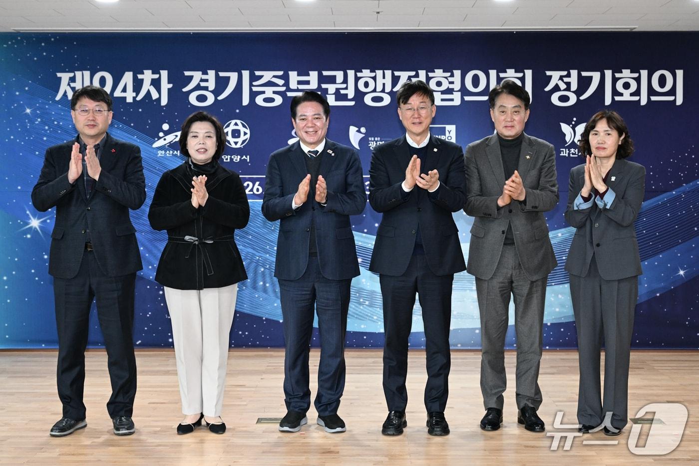 본문 이미지 - 왼쪽부터 안치권 의왕시 부시장, 신계용 과천시장, 최대호 안양시장, 이민근 안산시장, 하은호 군포시장, 최혜민 광명시 부시장.(안산시 제공)