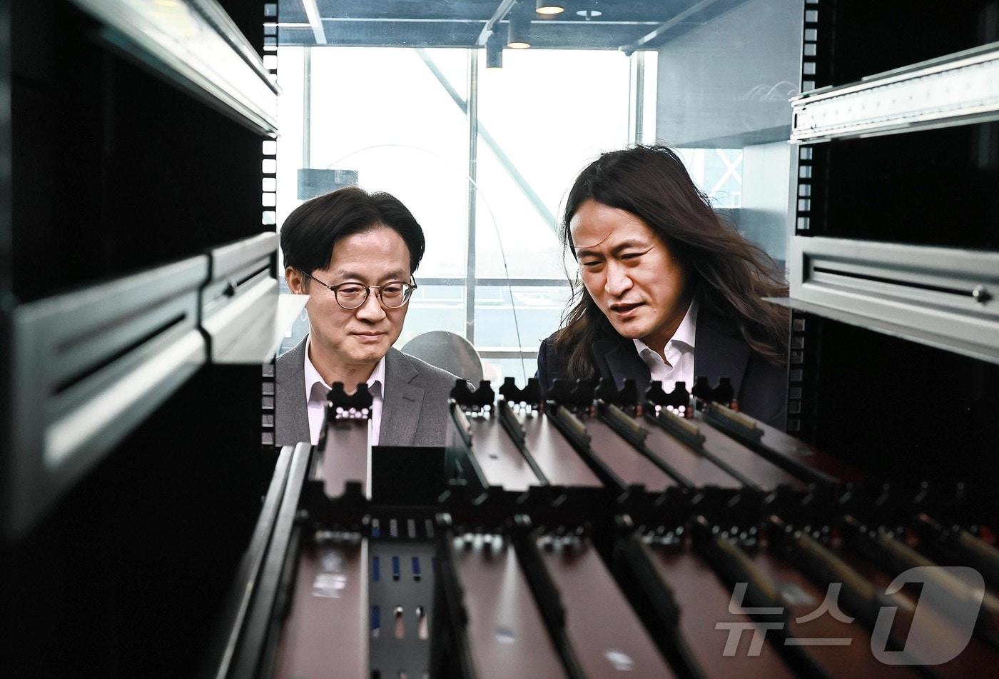 본문 이미지 - 김정관 산업통상부 장관이 11일 오후 서울 강남구 퓨리오사AI에서 열린 'AI반도체 핵심기업 성장전략 간담회'에 앞서 퓨리오사AI의 시설을 둘러보며 백준호 퓨리오사AI 대표의 설명을 듣고 있다. (산업통상부 제공. 재판매 및 DB 금지) 2026.2.11 ⓒ 뉴스1