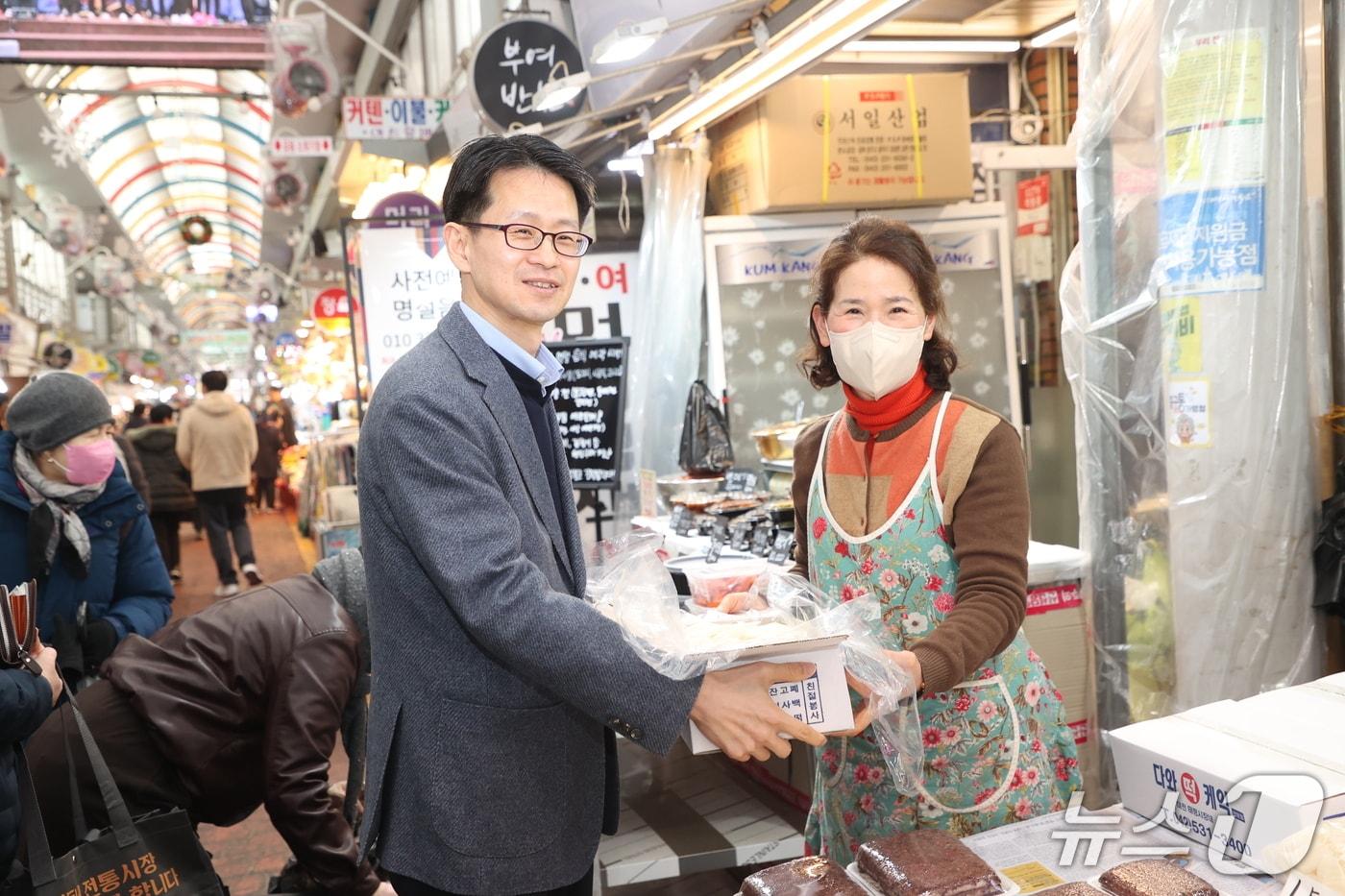 본문 이미지 - 백승보 조달청장은 11일 설 명절을 맞아 대전 중구에 위치한 태평시장을 방문해 현장과 생활물가를 살피고 있다. (조달청 제공.재판매 및 DB금지)/뉴스1