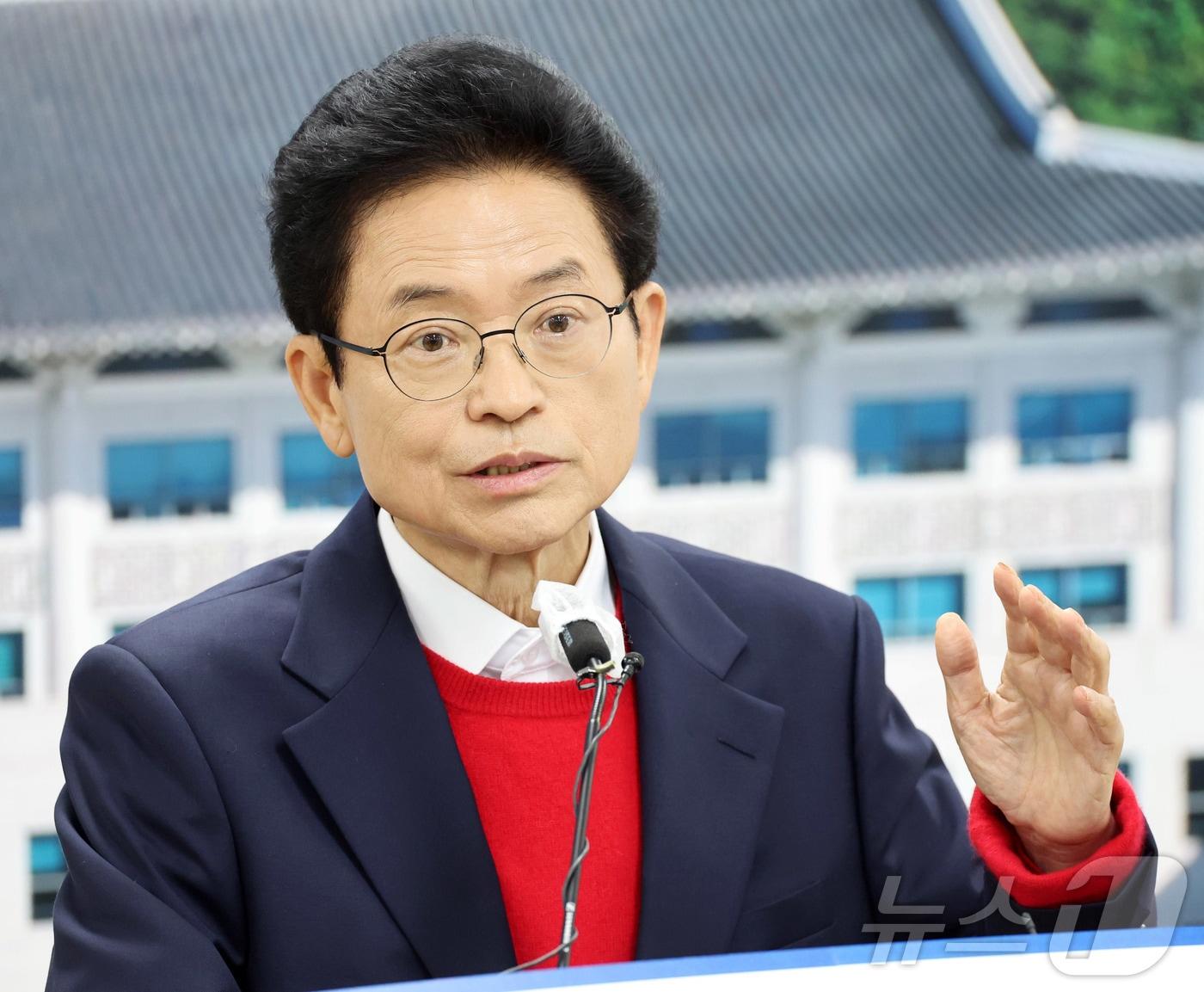 본문 이미지 - 이철우 경북지사는 11일 도청 브리핑룸에서 기자회견을 열고 “글로벌 초격차를 완성할 팹의 최적지는 이미 준비된 경북 구미”라며 대규모 투자를 제안했다.(경북도 제공, 재판매 및 DB 금지)