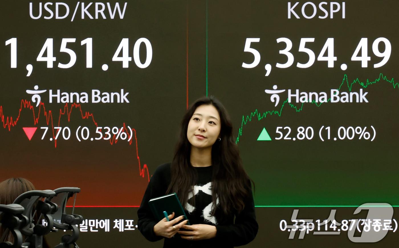 본문 이미지 - 11일 오후 서울 중구 하나은행 본점 딜링룸 전광판에 증시 종가가 표시되고 있다. 2026.2.11 ⓒ 뉴스1 박정호 기자