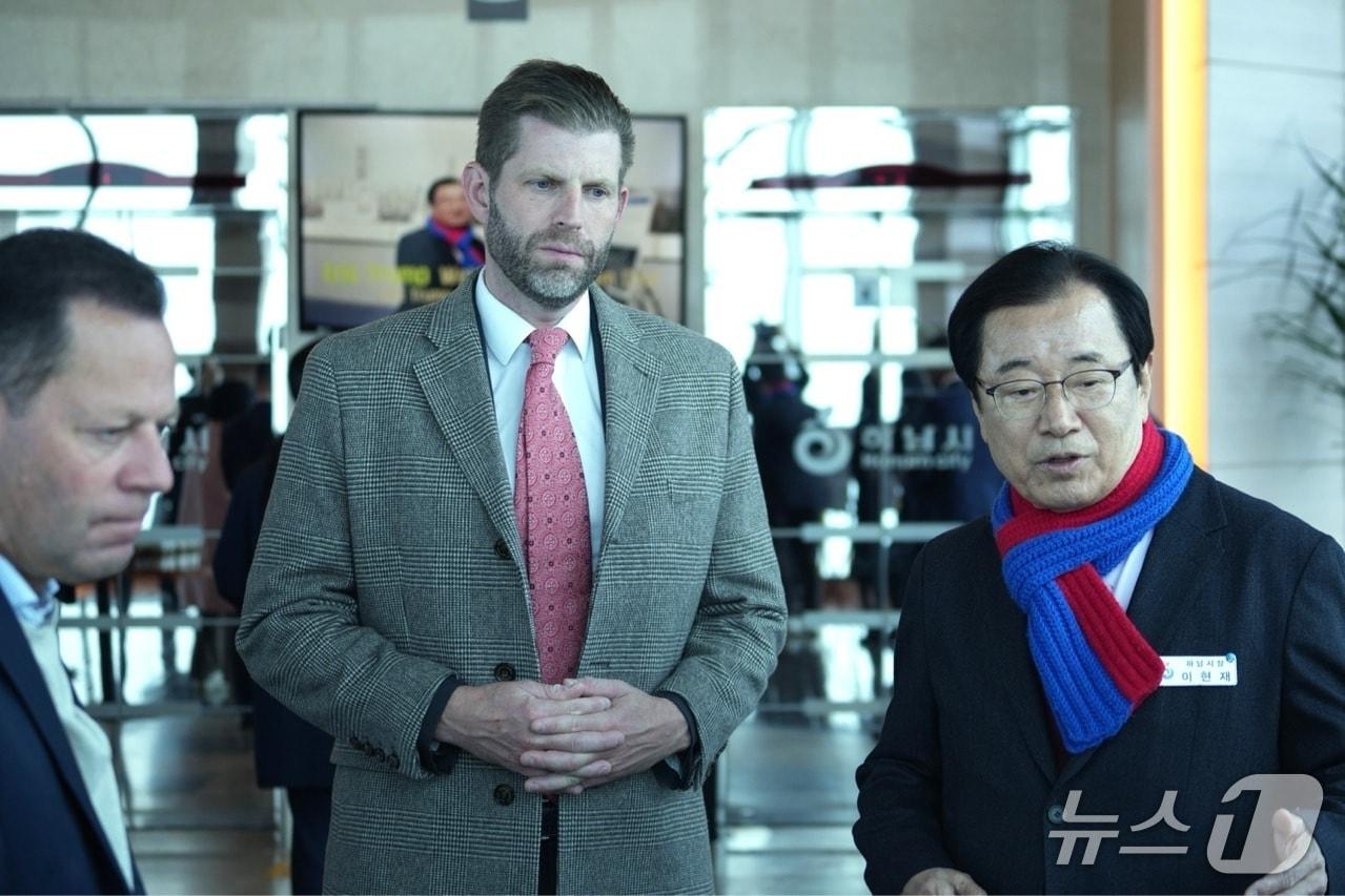 본문 이미지 -  도널드 트럼프 미국 대통령 차남 '에릭 트럼프'(사진 가운데)가 11일 경기 하남시 K-컬처 콤플렉스 호텔 사업 예정 부지를 방문, 이현재 시장과 만남을 갖고 있다.(하남시 제공. 재판매 및 DB 금지)/뉴스1