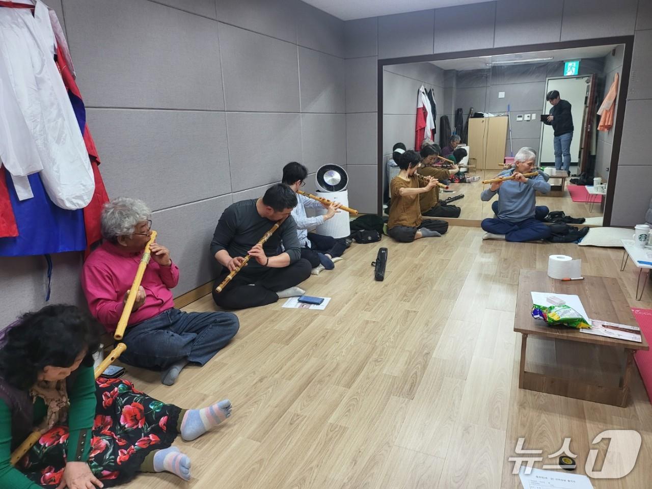 본문 이미지 - 영동난계국악단  '맞춤형 국악강습'  장면 (영동군 제공. 재판매 및 DB금지) /뉴스1