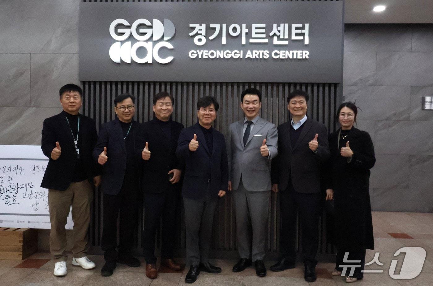 본문 이미지 - 11일 경기아트센터와 강남여성병원이 지역사회 건강 증진 및 문화복지 발전을 위한 업무협약을 체결했다.(경기아트센터 제공. 재판매 및 DB금지)/뉴스1