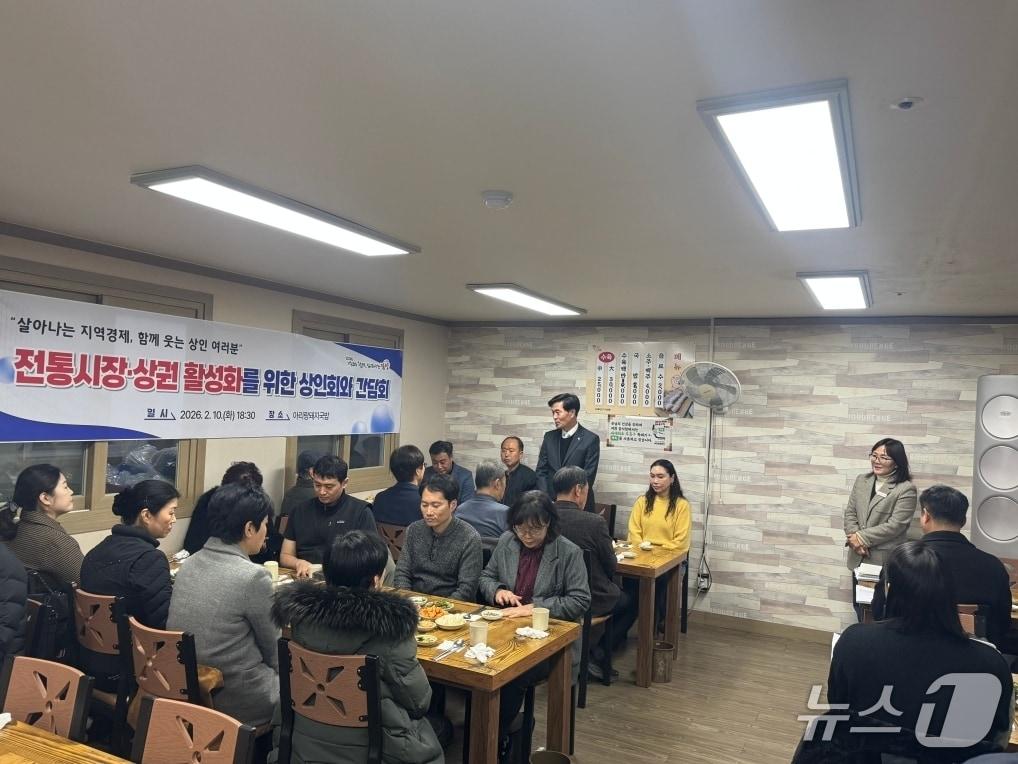 본문 이미지 - 안병구 밀양시장이 지난 10일 밀양아리랑시장에서 지역 내 5개 상인회 관계자와 원도심 상권 활성화 방안 간담회를 열고 있다.(밀양시 제공. 재판매 및 DB금지)