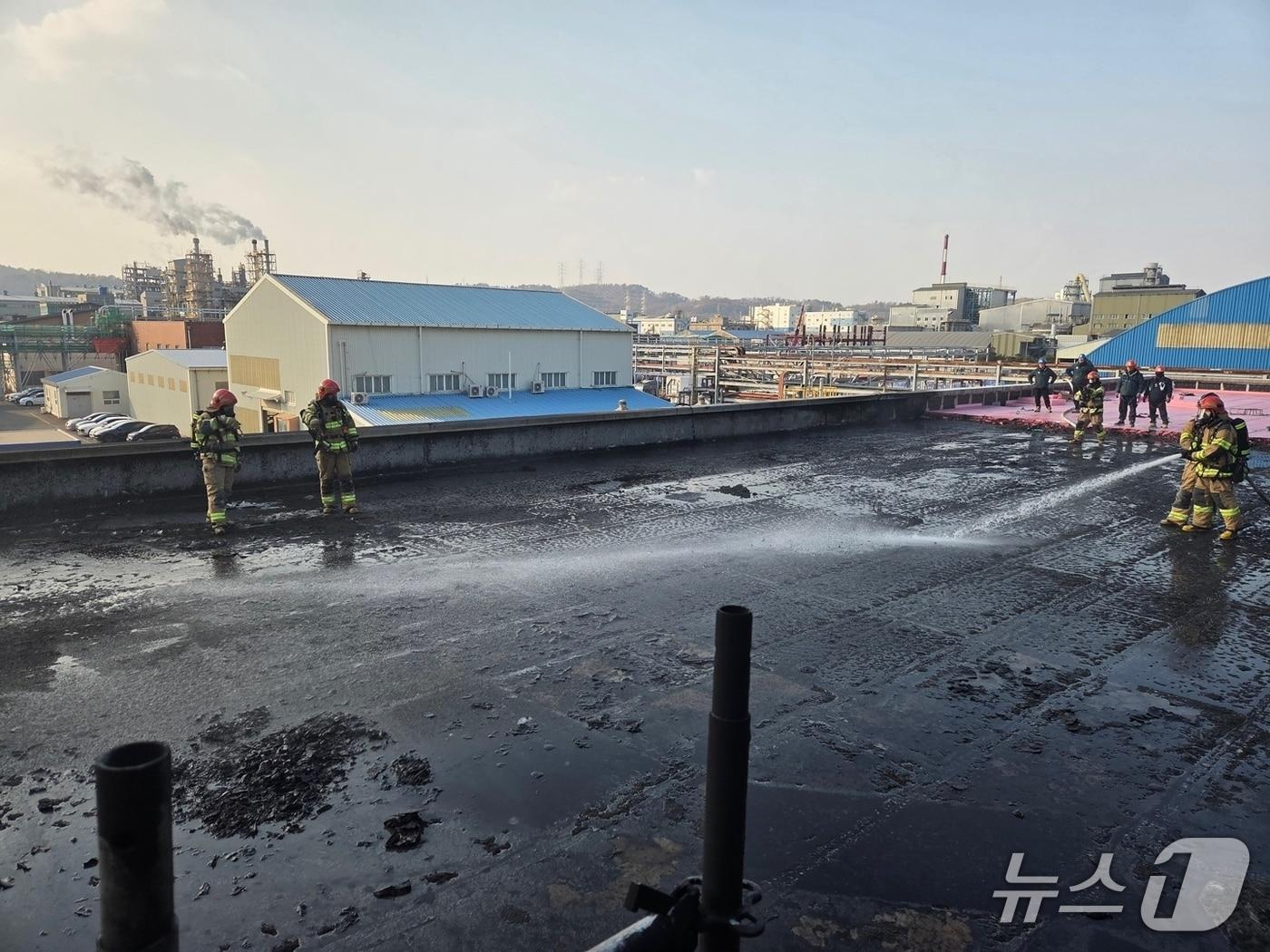 본문 이미지 - 울산소방본부는 11일 울주군 온산읍의 새 건물 공사 현장에서 발생한 불을 진압하고 있다.(울산소방본부 제공. 재판매 및 DB금지)/뉴스1