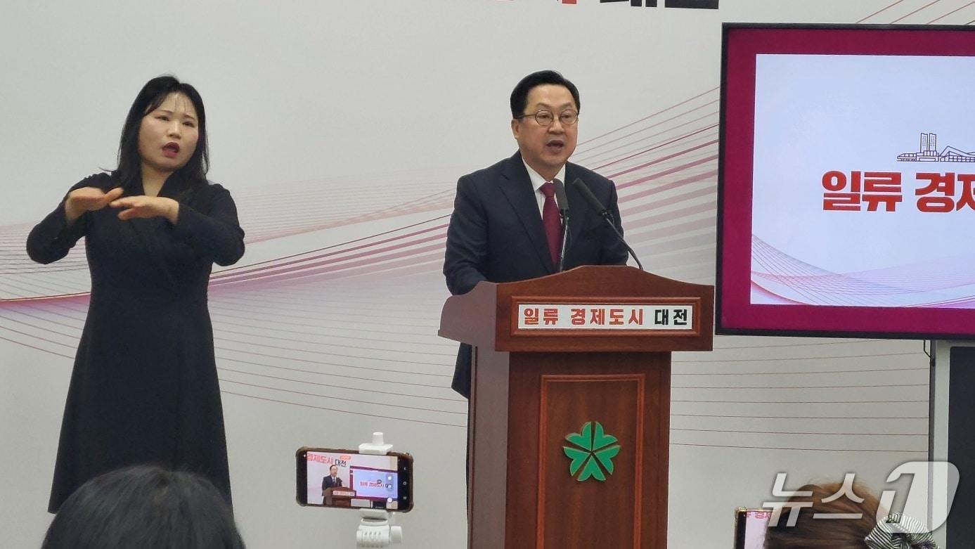 본문 이미지 - 이장우 대전시장이 11일 오전 행정통합과 관련한 주민투표 실시를 촉구하고 있다. 박종명 기자 / 뉴스1