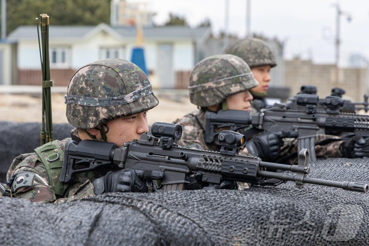 본문 이미지 - 지난 10일 강원도 삼척 육군 제23경비여단 해안경계작전에서 기동타격팀이 진지를 점령하고 있다. (육군 제공. 재판매 및 DB 금지) 2026.2.18 ⓒ 뉴스1