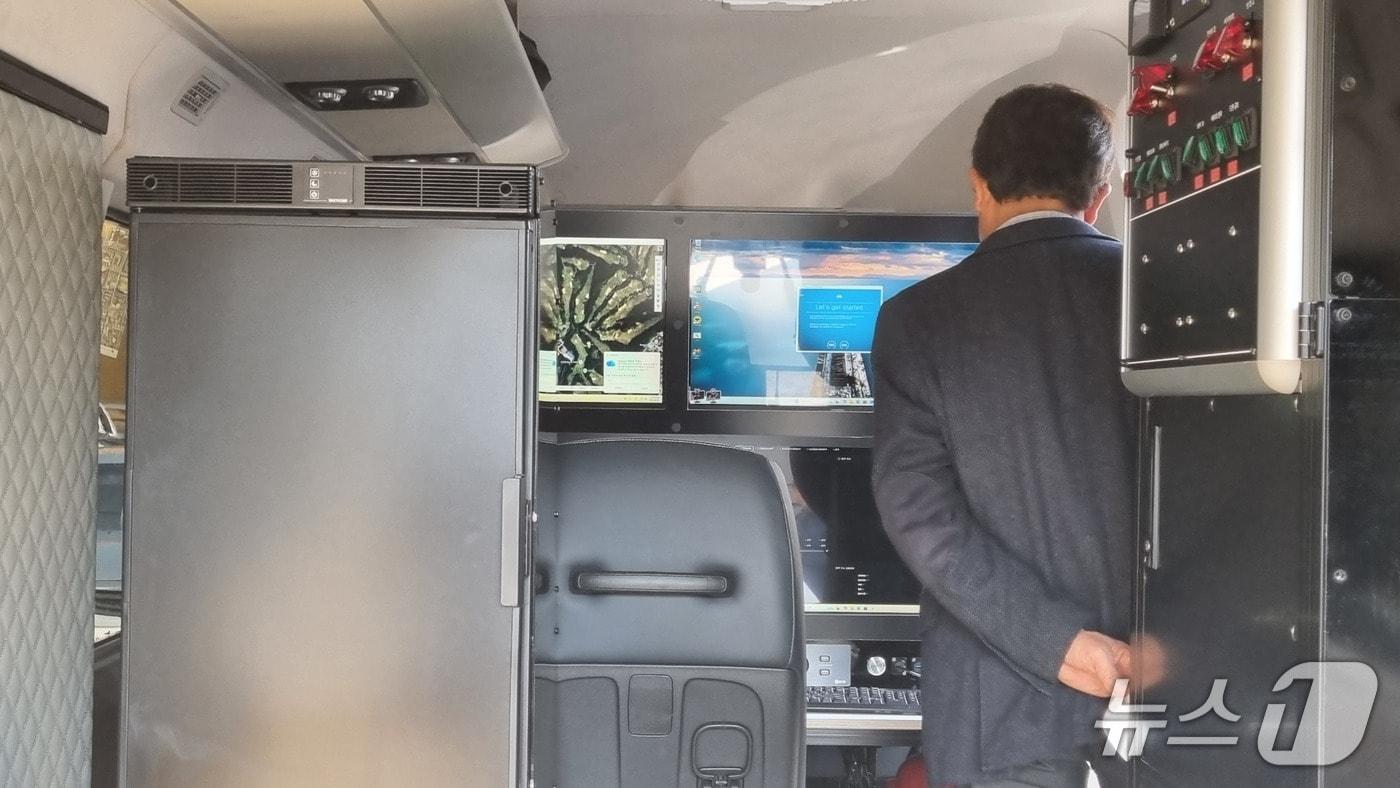 본문 이미지 -  AI 치안드론 관제차량 내부./뉴스1