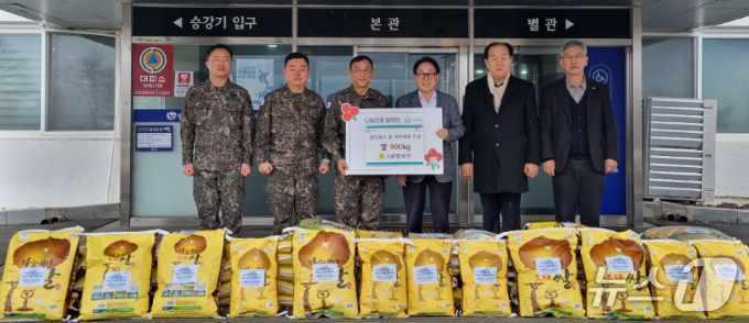 본문 이미지 - 서필석 3공병여단장이 11일 인제군청을 찾아 최상기 인제군수에게  쌀 900kg을 기탁하고 있다.(3공병여단 제공, 재판매 및 DB금지)