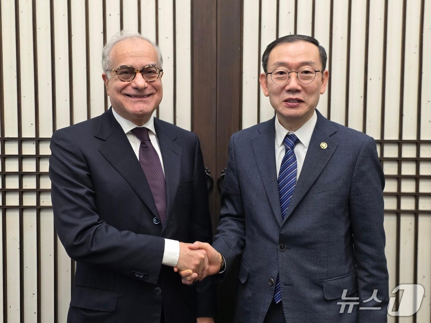 본문 이미지 - 서울세관에서 주한 유럽연합 대표부 대사를 만난 이명구 관세청장(오른쪽). (관세청 제공.재판매 및 DB금지)/뉴스1