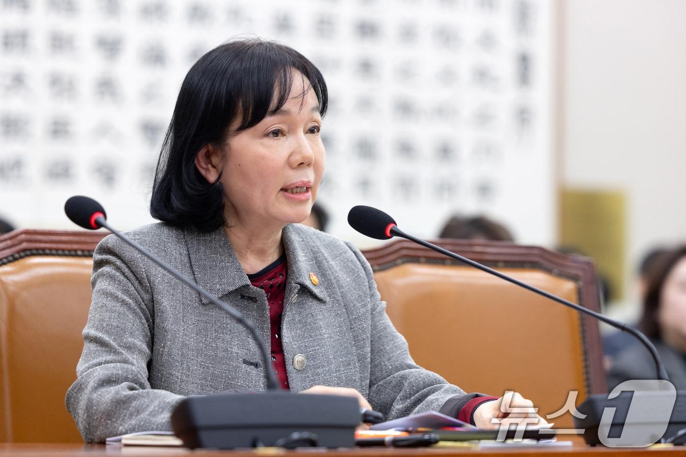 본문 이미지 - 11일 서울 여의도 국회에서 열린 제432회국회(임시회) 법제사법위원회 제2차 전체회의에서 송경희 개인정보보호위원장이 의원 질의에 답변하고 있다. 2026.2.11 ⓒ 뉴스1 이승배 기자