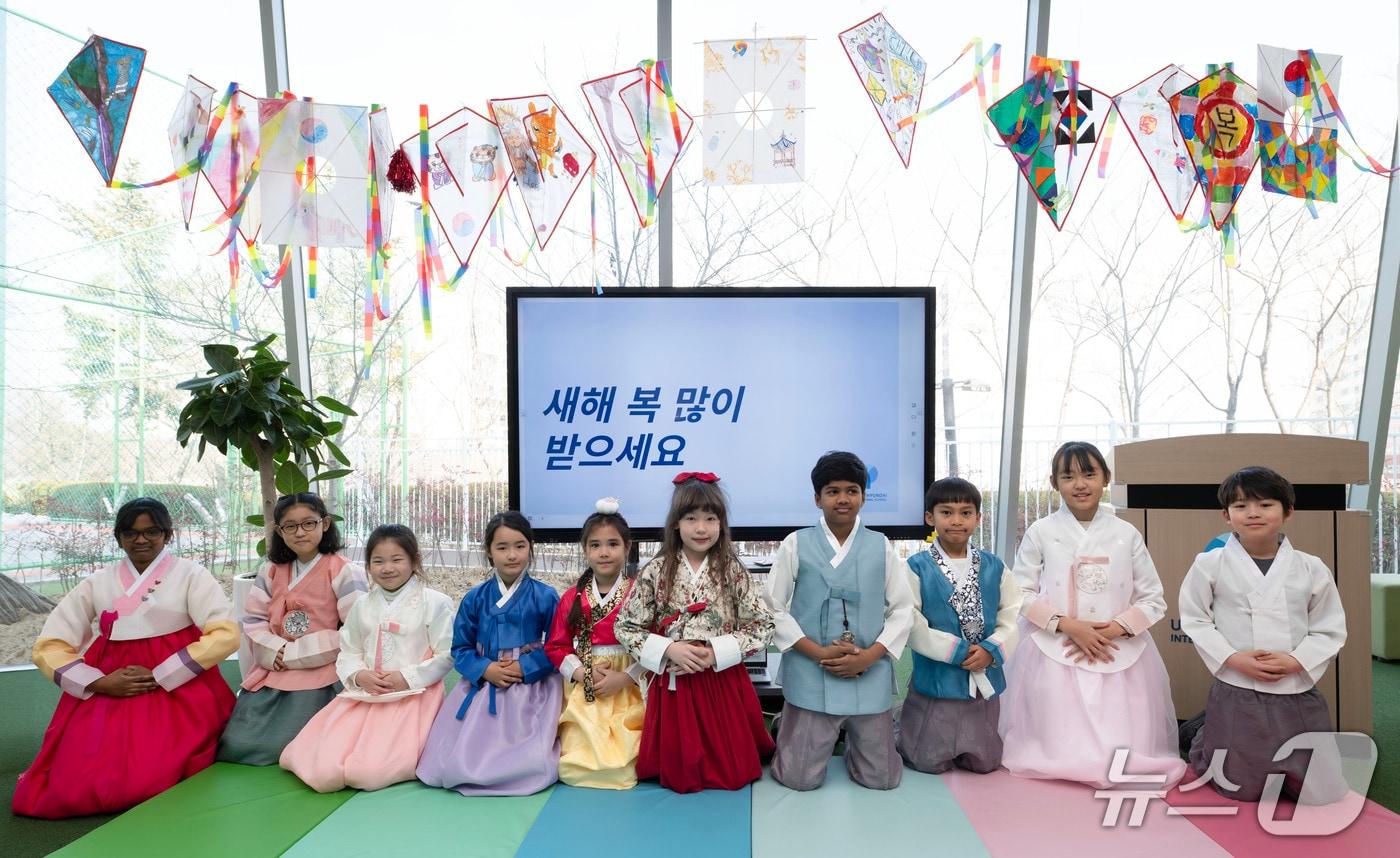 본문 이미지 - 11일 울산현대국제외국인학교에서 설 맞이 한국 문화 체험 행사가 열리고 있다. (HD현대중공업 제공. 재판매 및 DB 금지) /뉴스1