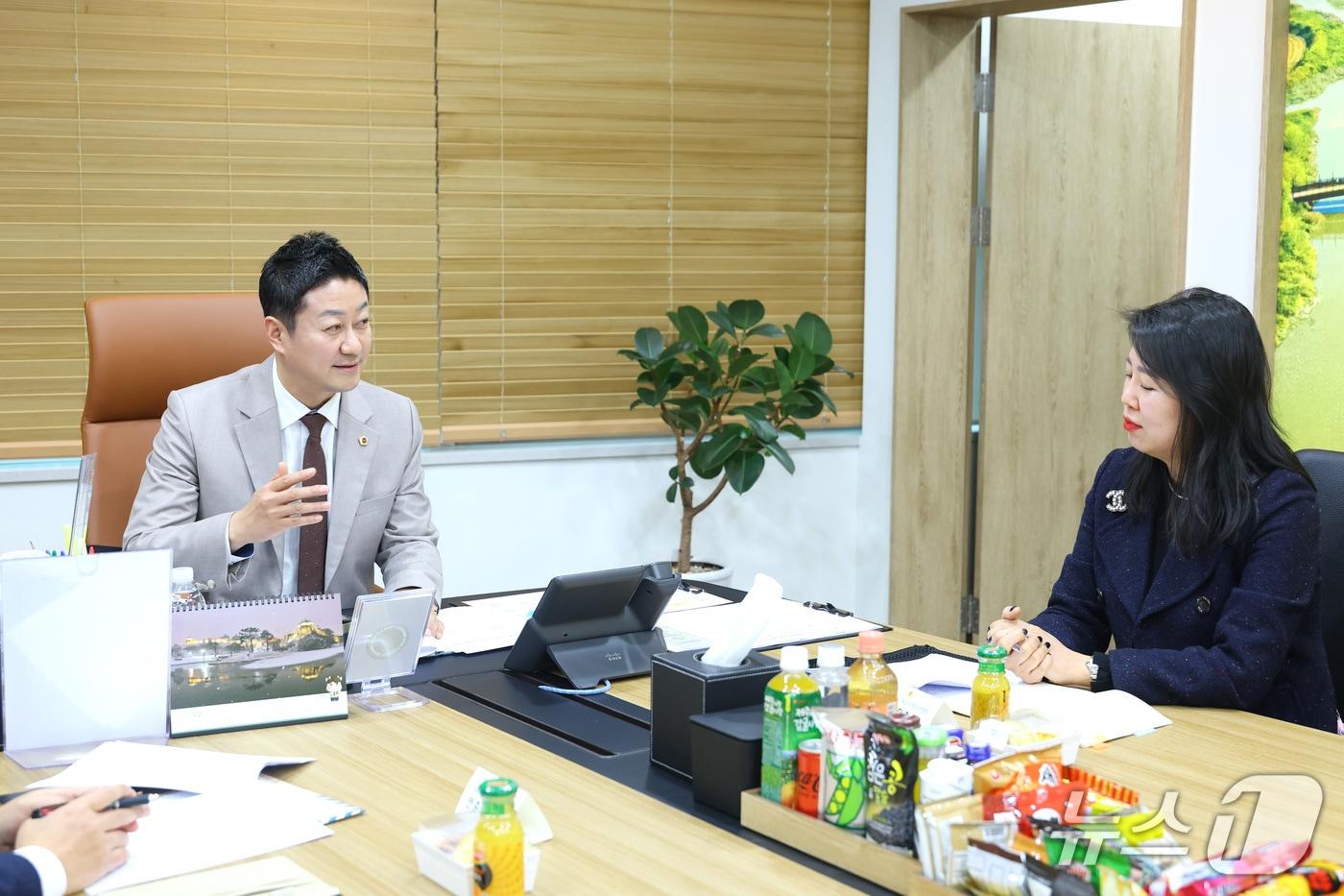 본문 이미지 - 김진경 경기도의회 의장이 11일 시흥시 목감지구 학부모연합회와 간담회를 갖고 교육 환경 혁신 방안을 논의했다.(김진경 의장 제공. 재판매 및 DB금지)/뉴스1