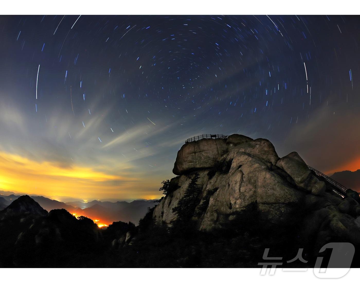 본문 이미지 - 빠듯한 일정 대신 걷고, 쉬고, 체험하는 느린 여행이 확산하는 가운데 상주시가 강과 산, 체험형 콘텐츠를 두루 갖춘 체류형 관광도시로 주목받고 있다.사진은 속리산 문장대 모습.(상주시 제공, 재판매 및 DB 금지)