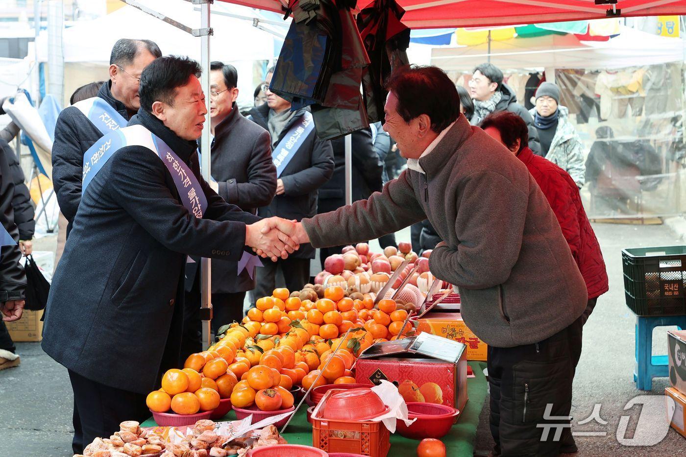 본문 이미지 - 서태원 경기 가평군수가 설 명절을 앞두고 전통시장을 방문해 상인과 인사를 나누고 있다.(가평군 제공. 재판매 및 DB 금지)/뉴스1 