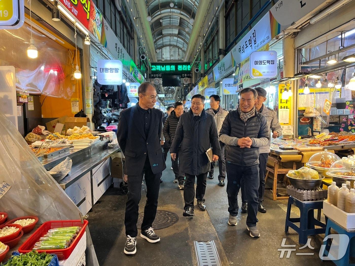 본문 이미지 - 박희용 위원장이 설 명절 특별치안활동 추진 상황을 점검하고 있다.(대전시 제공. 재판매 및 DB금지)/뉴스1