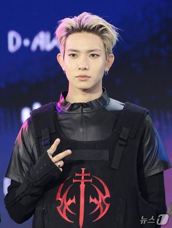 본문 이미지 - 엔하이픈 희승이 지난달 서울 성북구 고려대학교 화정체육관에서 열린 ‘제2회 디 어워즈(D Awards)’ 레드카펫 행사에 참석해 포즈를 취하고 있다.ⓒ 뉴스1 권현진 기자