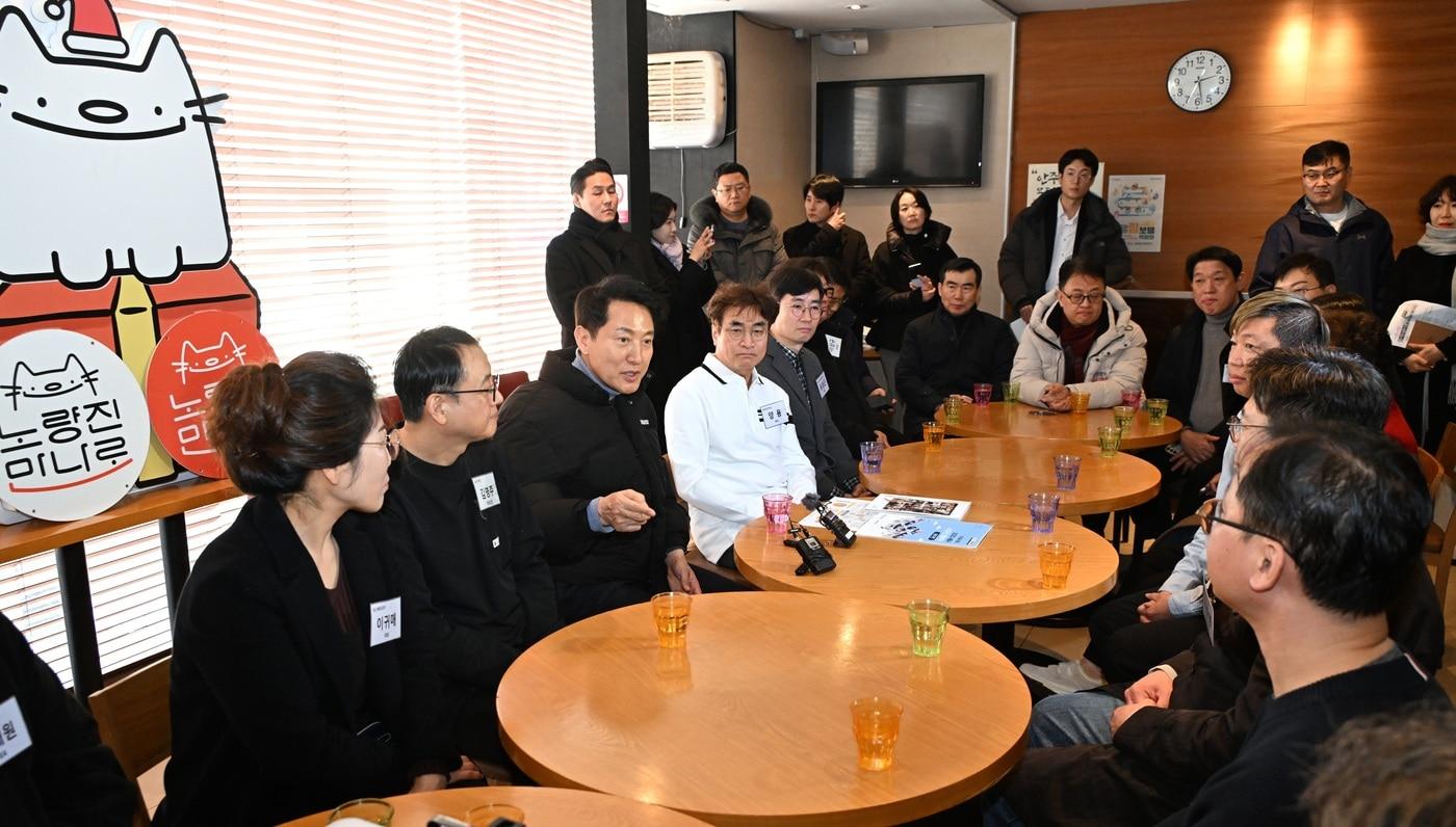 본문 이미지 - 오세훈 서울시장이 11일 동작구 노량진 만나로를 찾아 상인들과 간담회를 하고 있다.(서울시 제공)