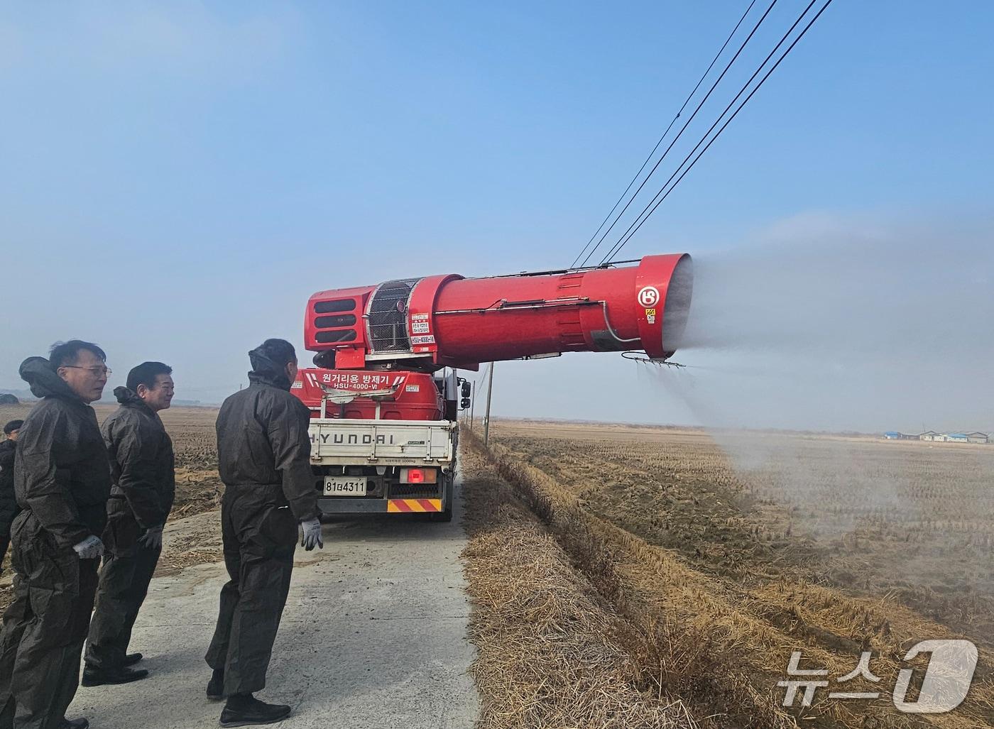 본문 이미지 - 충남세종농협 관계자들이 광역방제기 활용해 방역 작업을 진행 중인 모습. (충남세종농협 제공, 재판매 및 DB금지) / 뉴스1