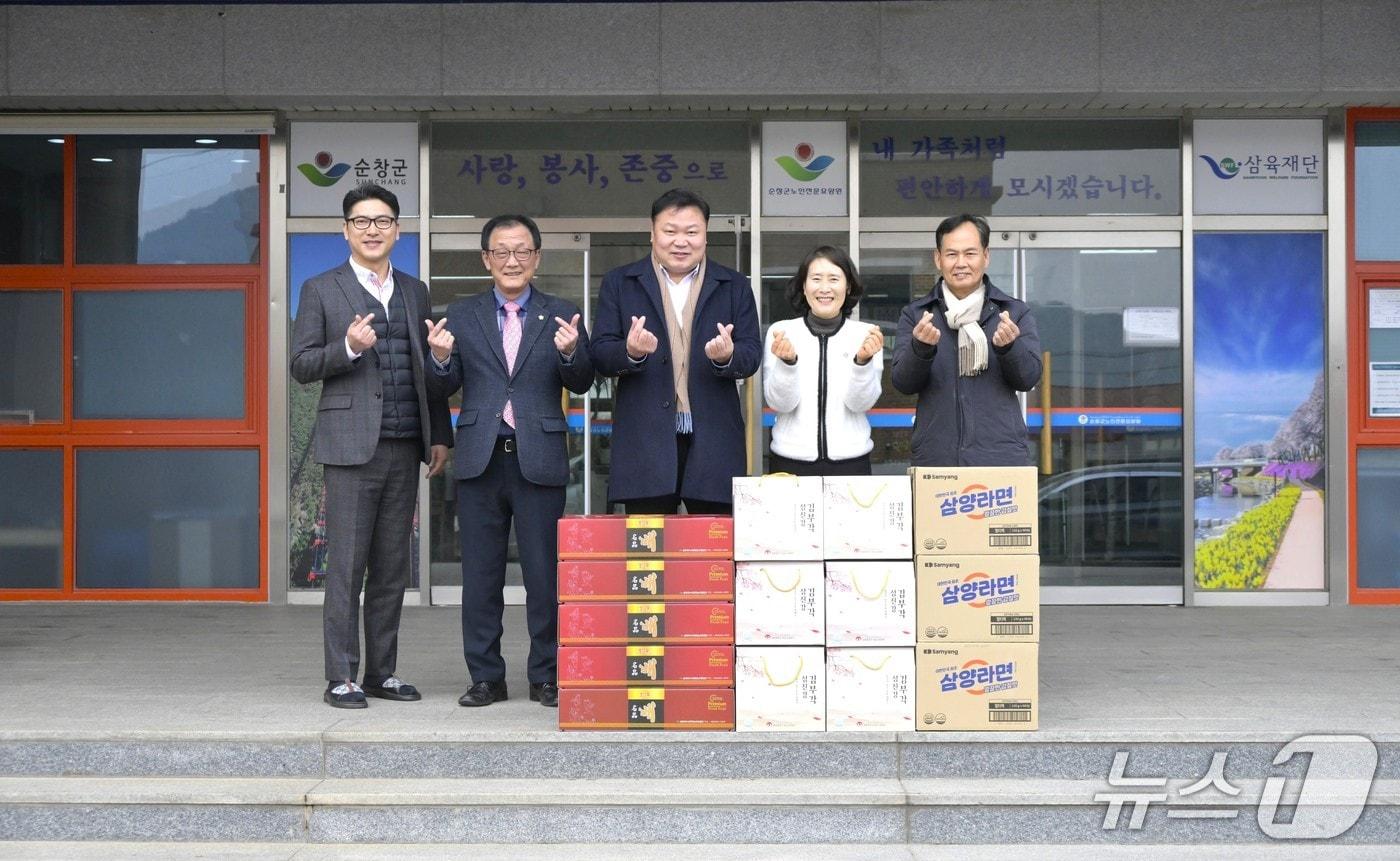 본문 이미지 - 11일 손종석 의장을 비롯한 전북 순창군의회 관계자들이 관내 노인전문요양원을 찾아 위문품을 전달하고 기념 촬영을 하고 있다.(순창군의회 제공. 재판매 및 DB금지)/뉴스1   
