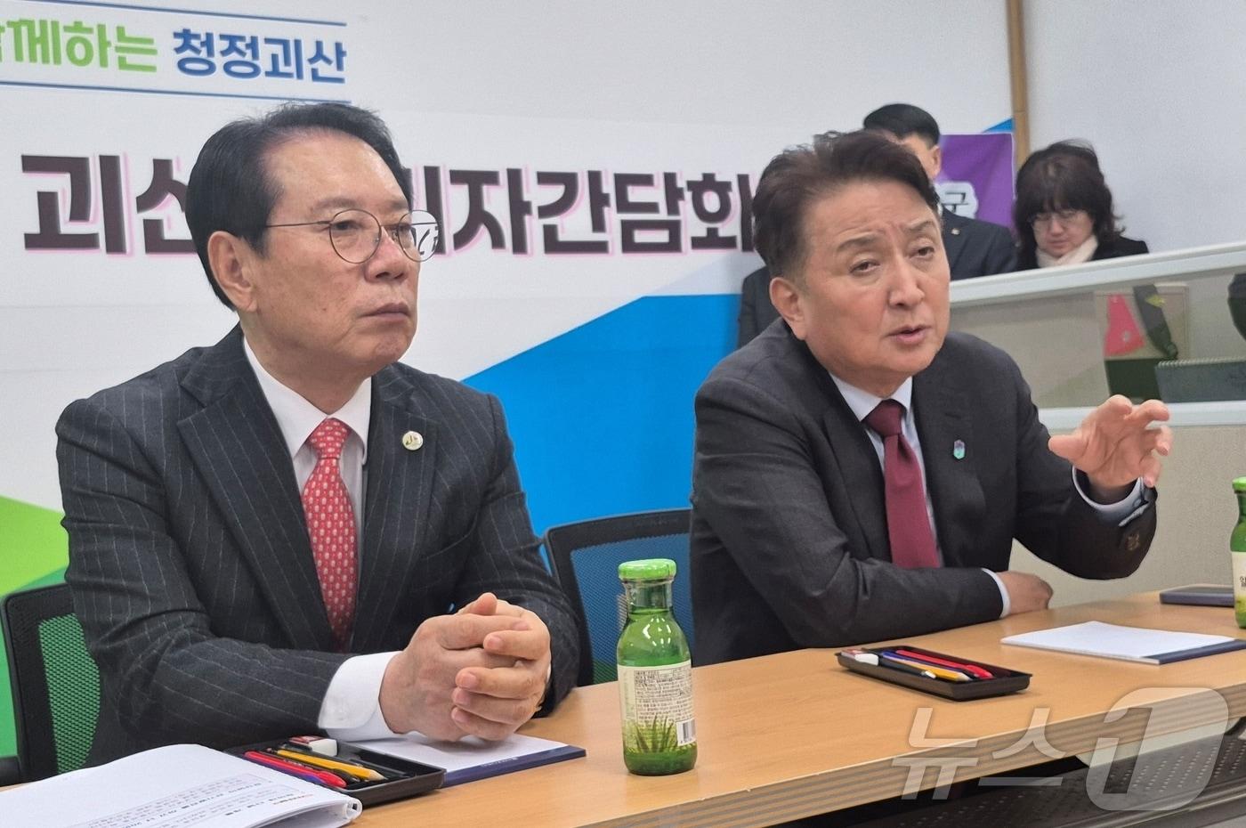 본문 이미지 - 11일 괴산을 찾은 김영환 충북지사가 기자들을 만나 대화하고 있다.2025.02.11.ⓒ 뉴스1 ⓒ 뉴스1 이성기 기자