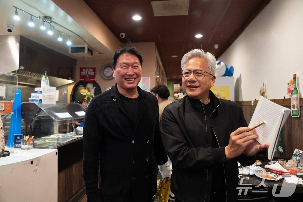 본문 이미지 -  최태원 SK그룹 회장과 젠슨 황 엔비디아 최고경영자(CEO)가 지난 5일(현지시간) 미국에서 치맥 회동을 했다. (사진 = 독자 제공)