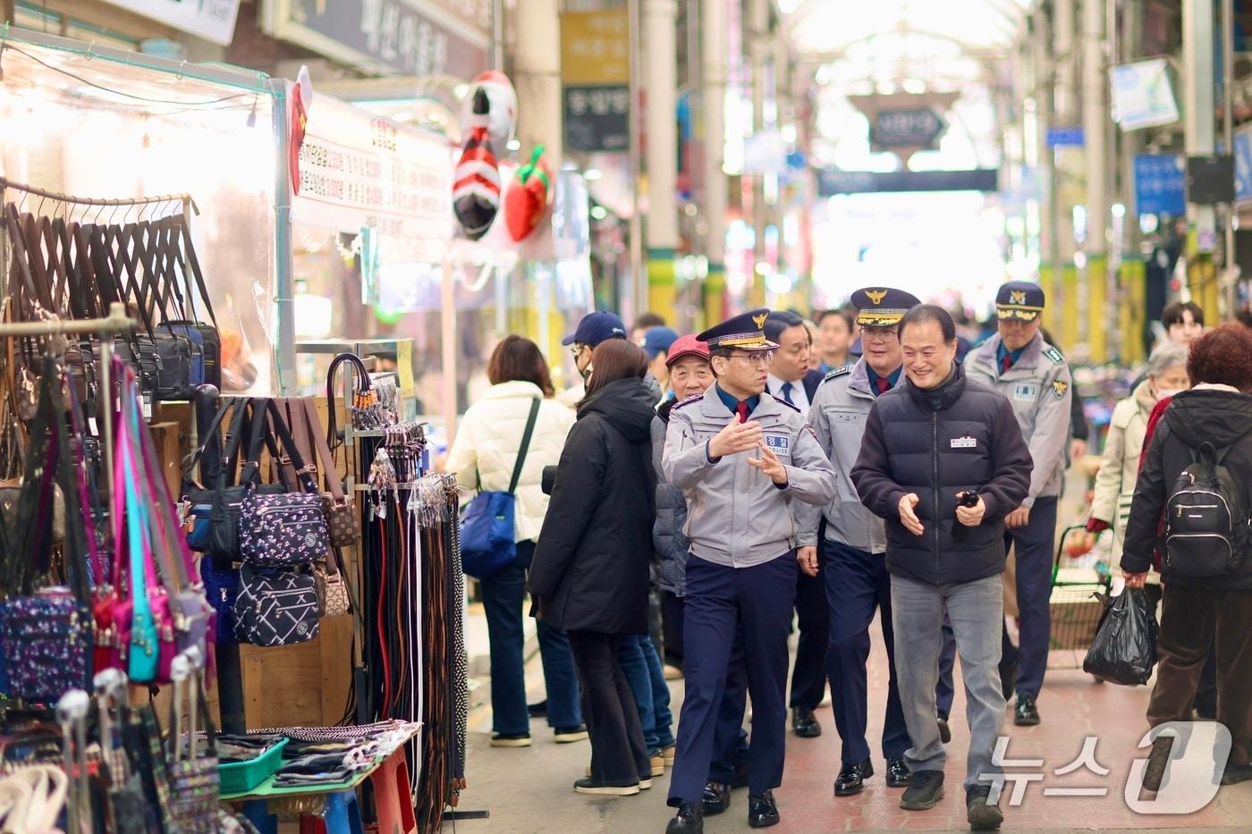본문 이미지 - 엄성규 부산경찰청장 직무대리가 부산 구포시장을 둘러보고 있다.(부산경찰청 제공. 재판매 및 DB 금지)