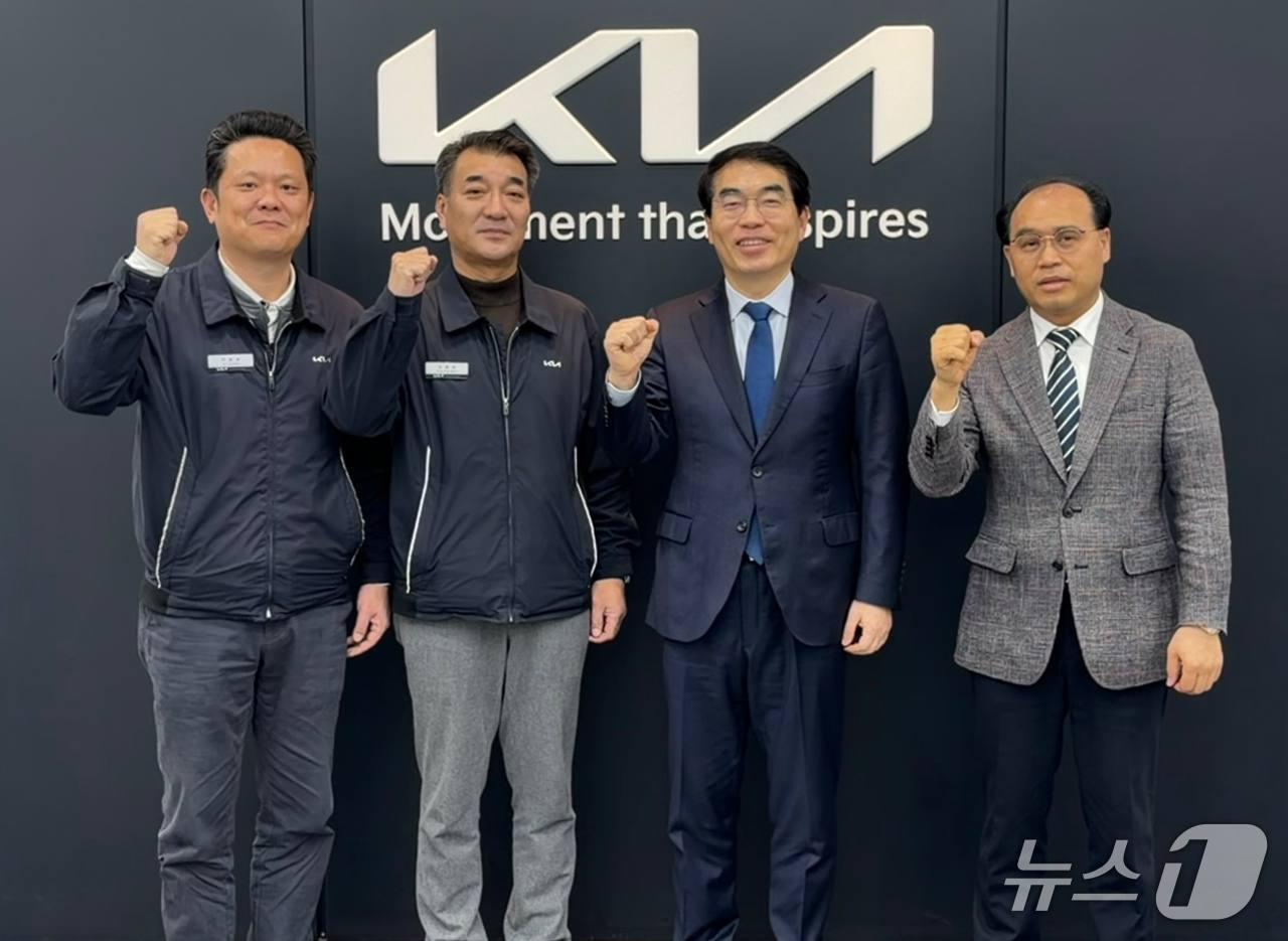 본문 이미지 - 양기대 더불어민주당 경기도지사 예비후보(우측에서 두 번째)가 11일 기아 오토랜드 광명을 찾아 로봇세·기본 AI 소득 도입 등을 약속했다.(양기대 예비후보 제공. 재판매 및 DB금지)/뉴스1