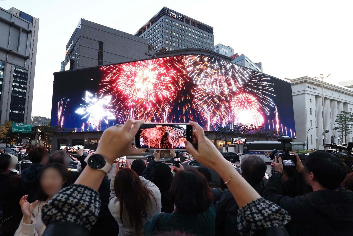 본문 이미지 - 신세계백화점 신세계스퀘어 연말영상 보는 인파 모습.(신세계백화점 제공)