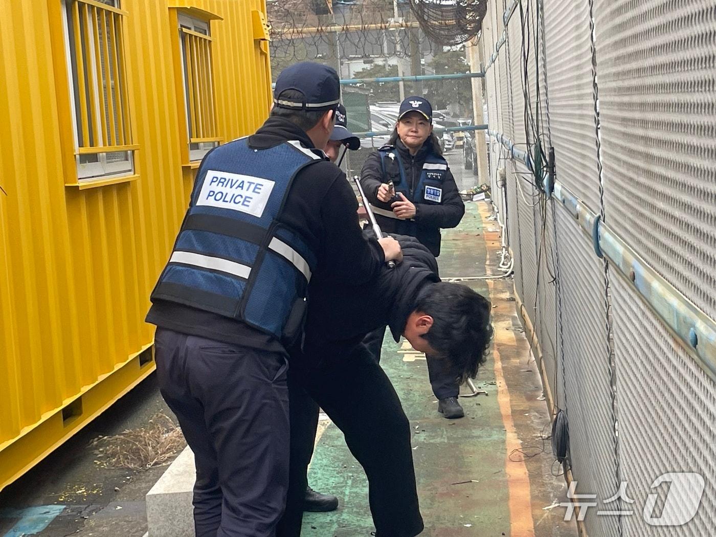 본문 이미지 - 지난 10일 부산 감천항에서 진행된 해경·부산항만공사 합동 모의훈련 모습 (부산항만공사 제공. 재판매 및 DB금지)