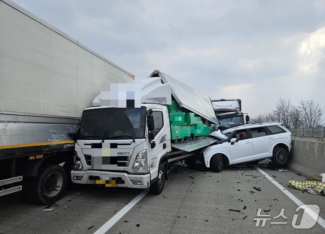 본문 이미지 - 11일 낮 12시33분쯤 경북 상주시 낙동면 장곡리 상주영천고속도로 상주 방면에서 4중 추돌사고가 발생해 차량들이 뒤엉켜 있다.(경북소방본부 제공. 재판매 및 DB금지)2026.2.11/뉴스1