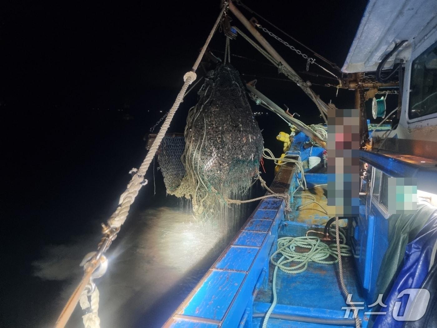 본문 이미지 - 불법 형망 어선에서 어획물을 양망하고 있다.(창원해경 제공. 재판매 및 DB금지)